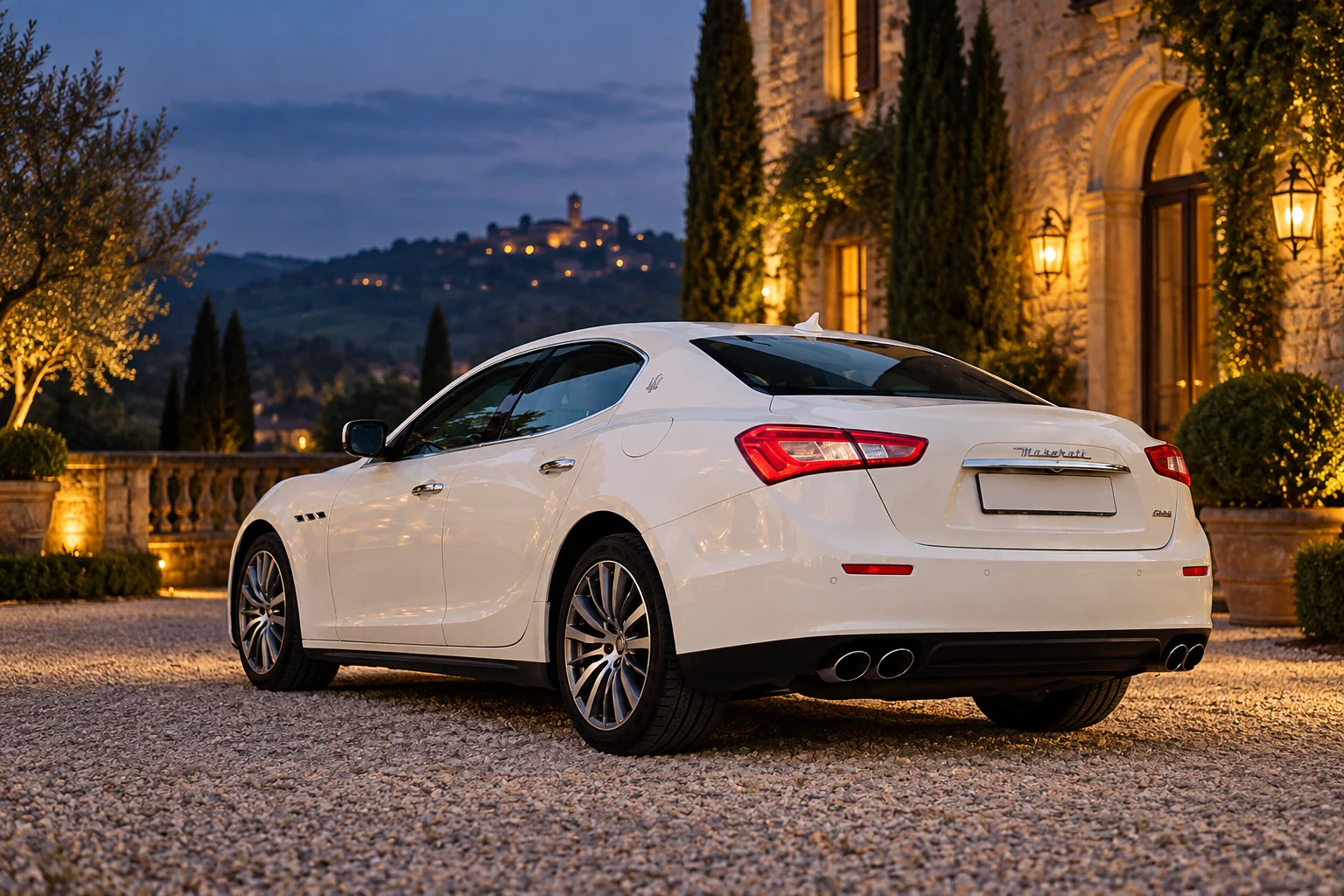 Maserati Ghibli bianca vista posteriore al tramonto